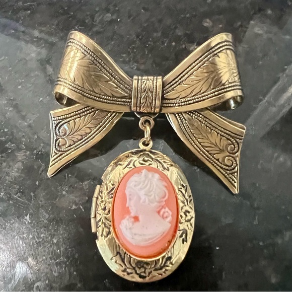 RARE Vintage bow tie brooch w dangling cameo oval locket - Picture 5 of 5